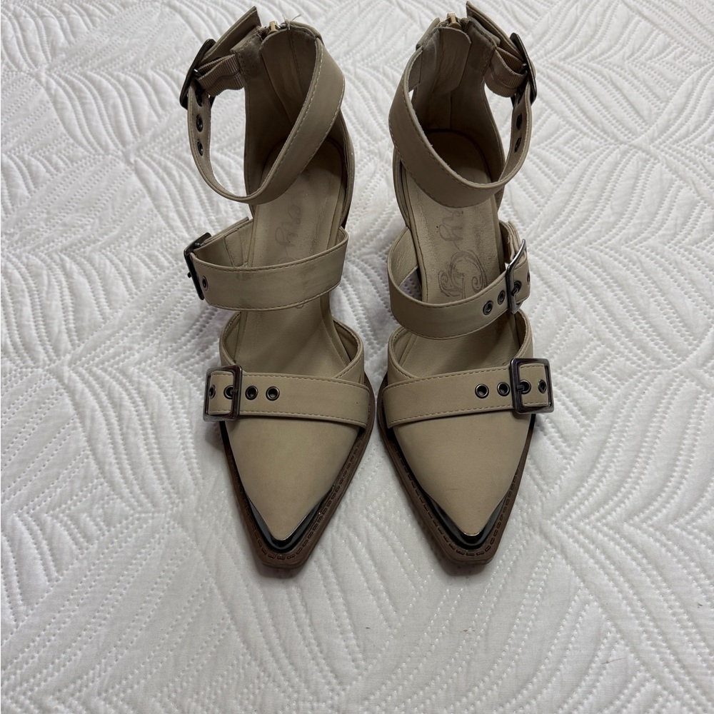 Very G Irina Women’s Tan Western Heel Ankle Boot. Size 7 - Picture 2 of 9